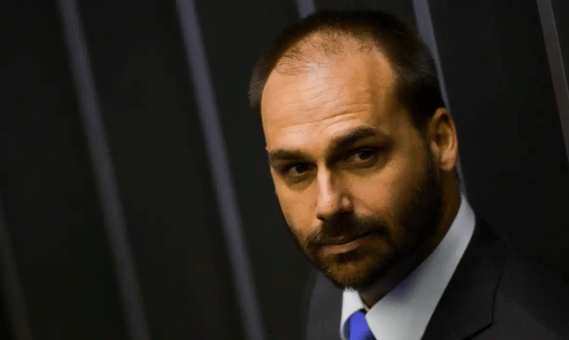 Eduardo Bolsonaro é demitido da PF por abandono de cargo
