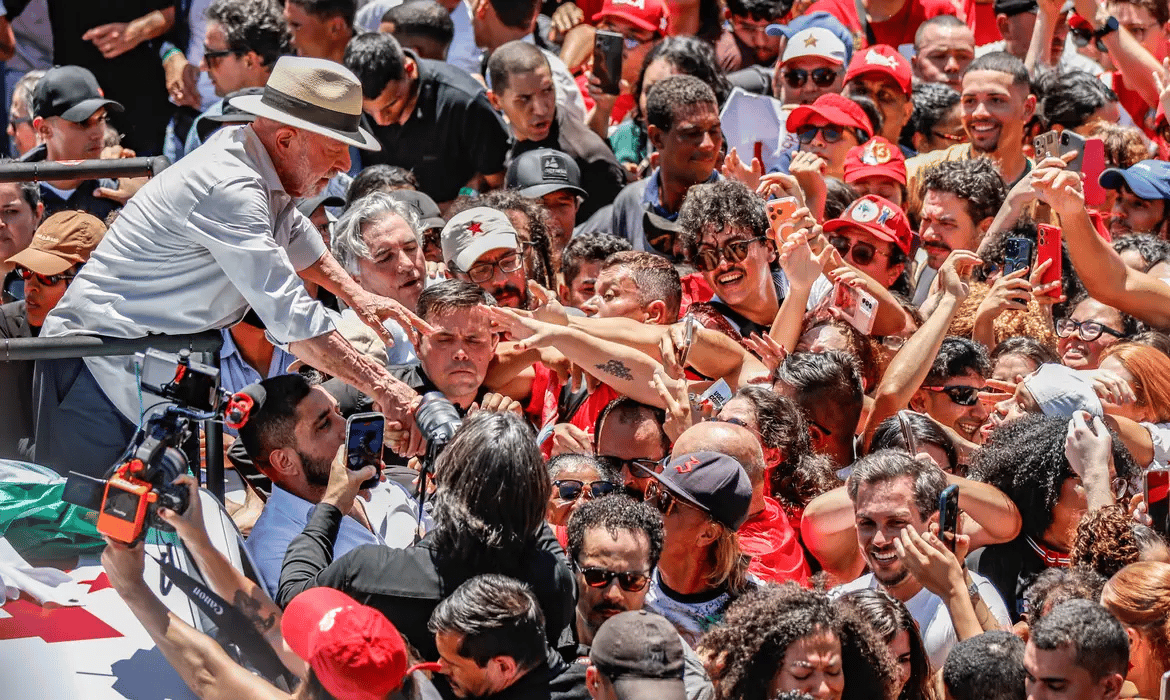 Lula: "País não será governado pelos sócios do Banco Master"