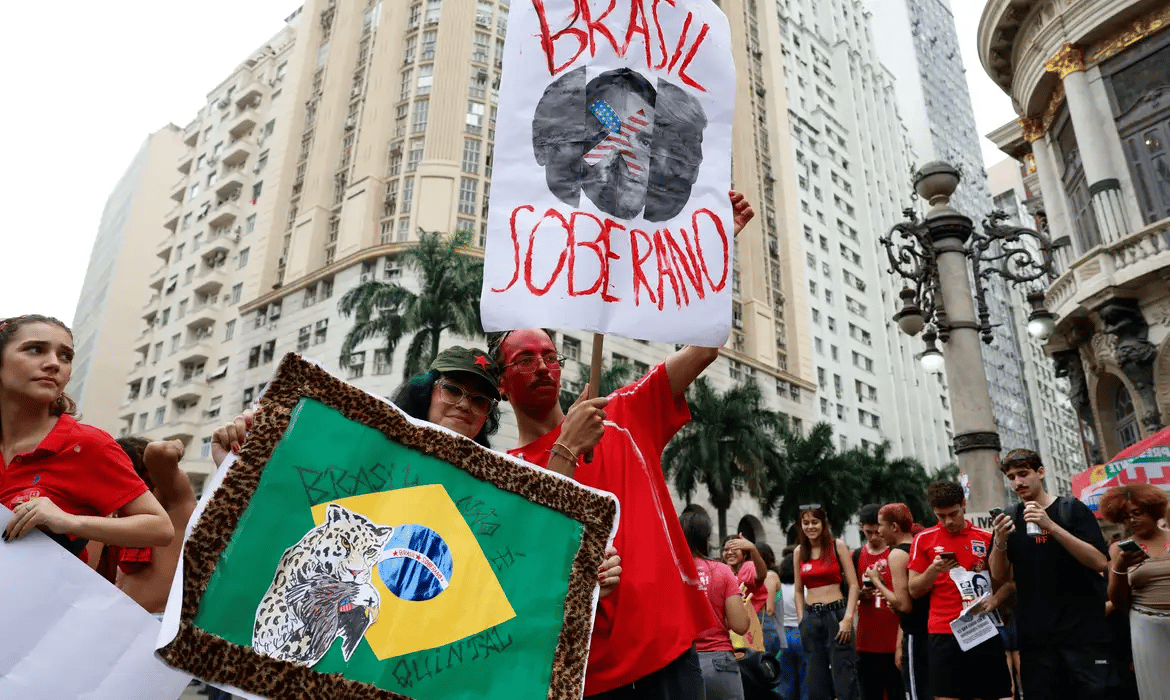 Ato de estudantes no Rio reúne jovens por Lula e cita escala 6x1 e democracia