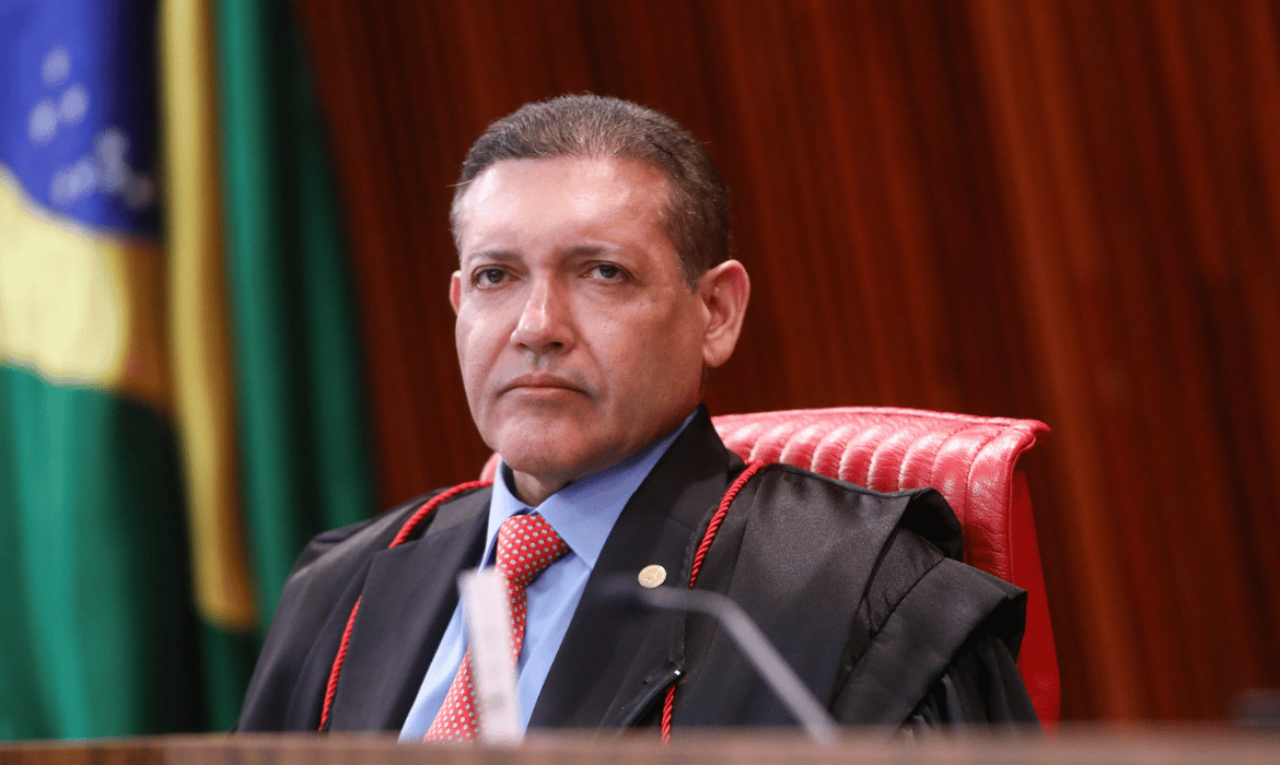 Jornal sindical é suspenso por Nunes Marques após pedido de Flávio Bolsonaro