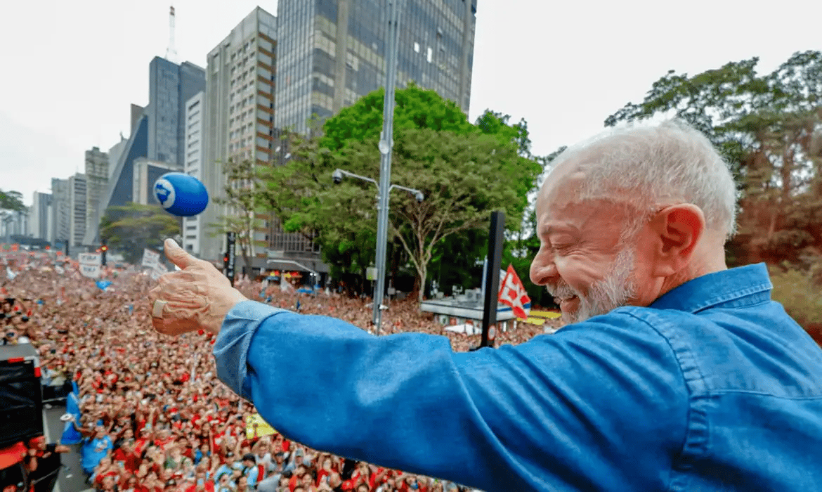 Ato por Lula reúne milhares e colore Paulista de vermelho